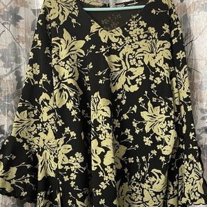 No Tag. Measures & Fits Like 3X. Black & Green Flared Sleeve Top